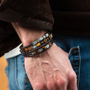 Bracciale in pelle marrone a 3 fili con cubes in occhio di tigre e cubes Graphic Relief in acciaio inox