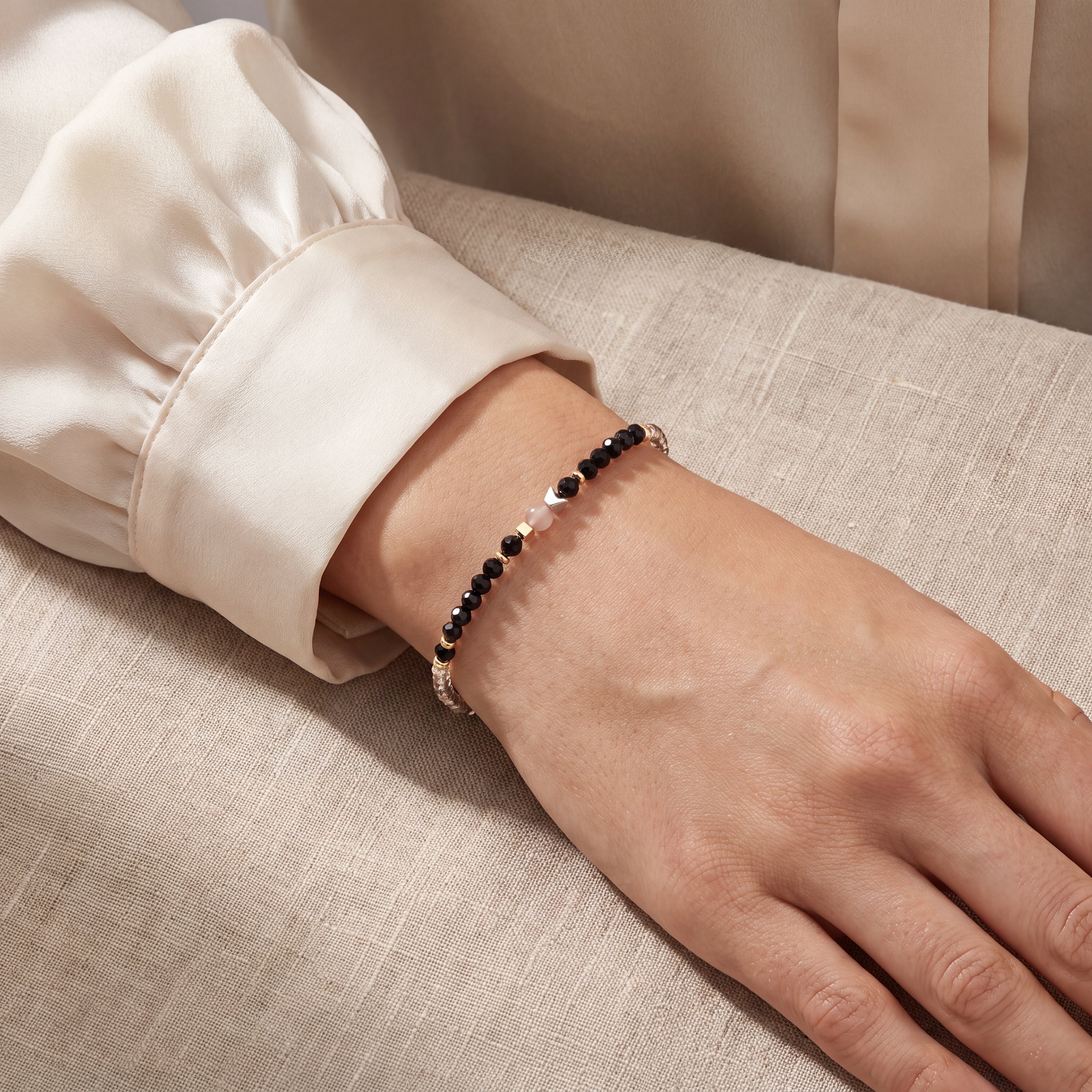 COEUR DE LION Bracciale Amulet Modern Future oro-nero – indossato