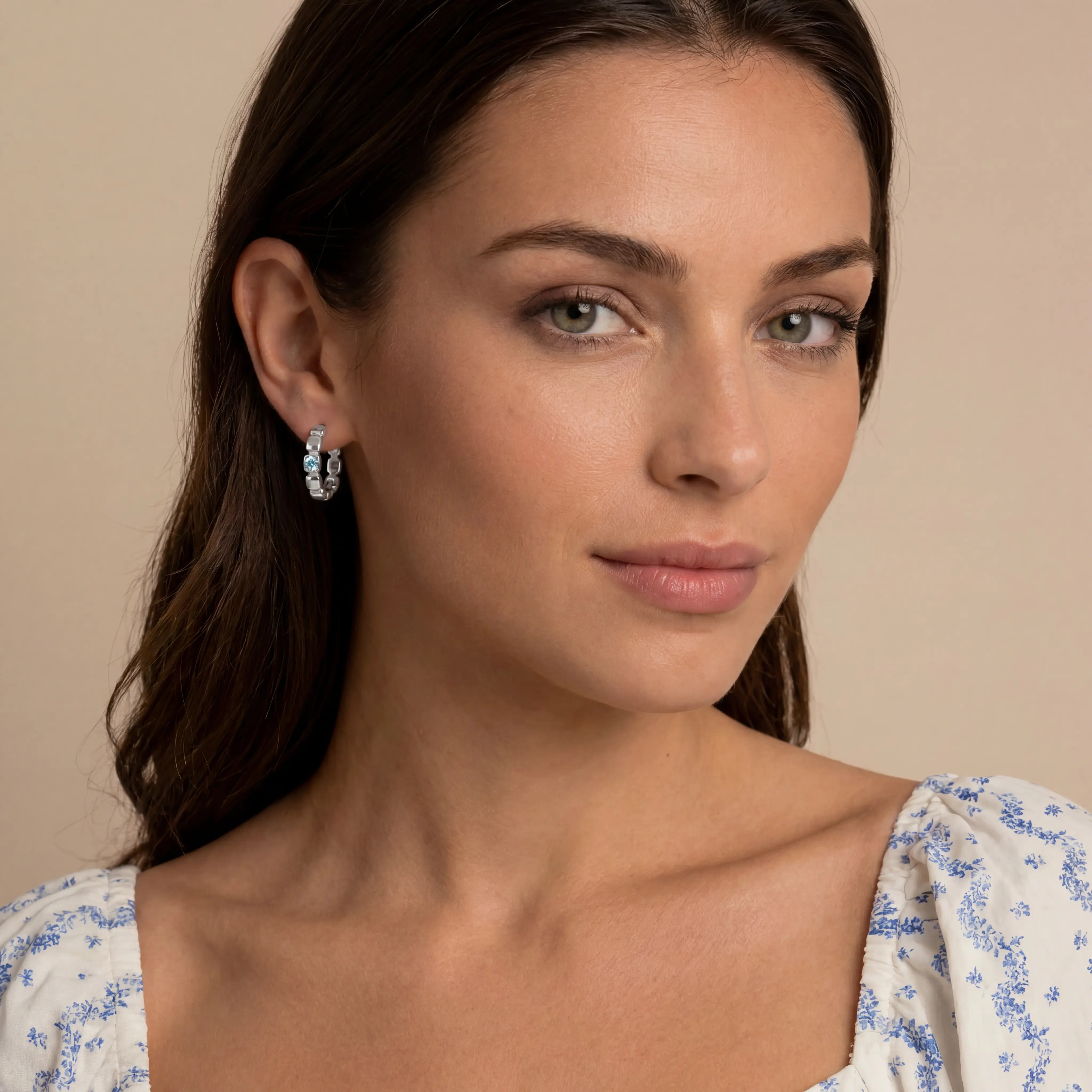 COEUR DE LION Orecchini a cerchio Soft Cube Circle Glow Ocean argento – indossato