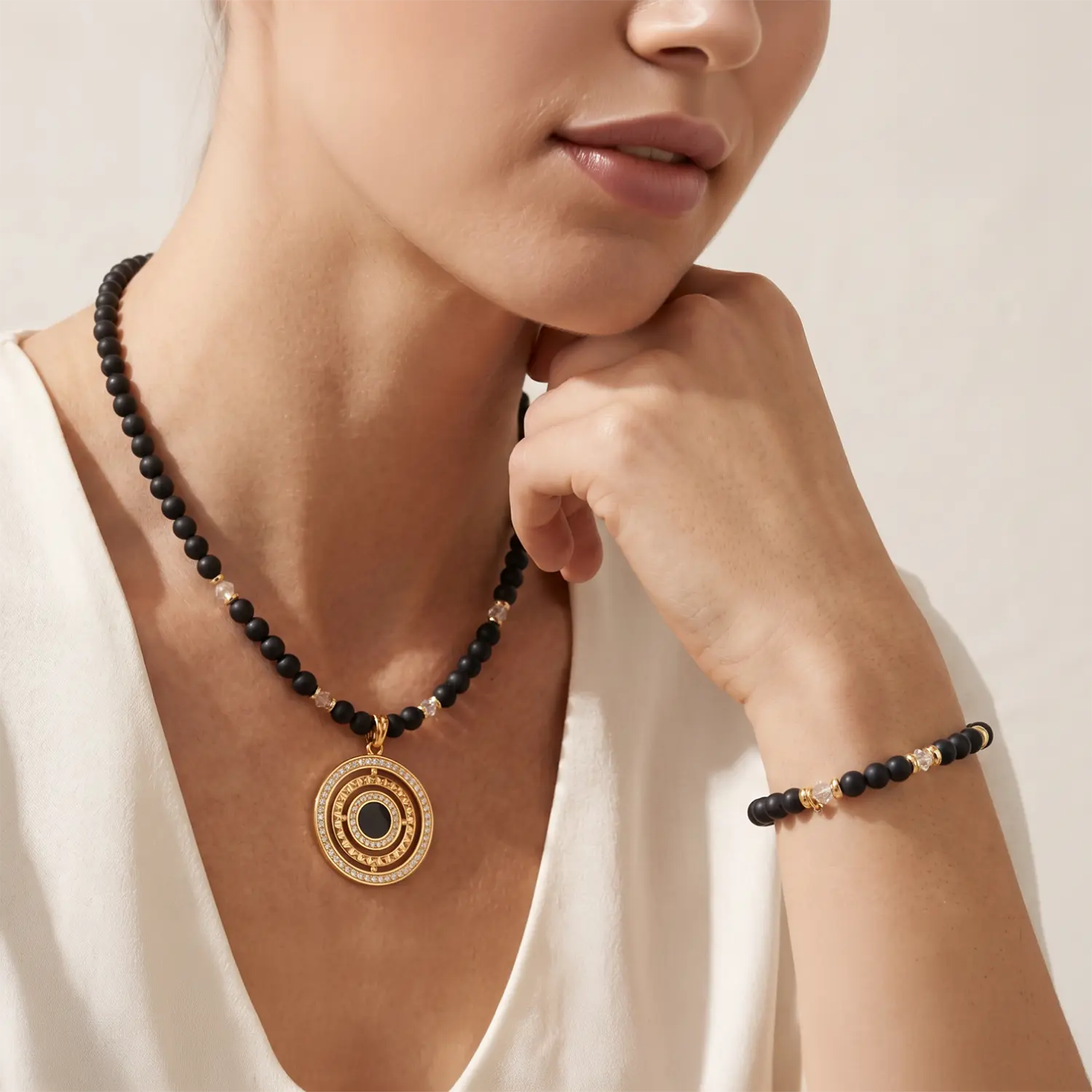 COEUR DE LION Collana Amuleto Modern Icon Noir oro – indossato