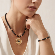 COEUR DE LION Collana Amuleto Modern Icon Noir oro – indossato