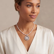 COEUR DE LION Collana Amuleto Modern Icon Pearl argento – indossato