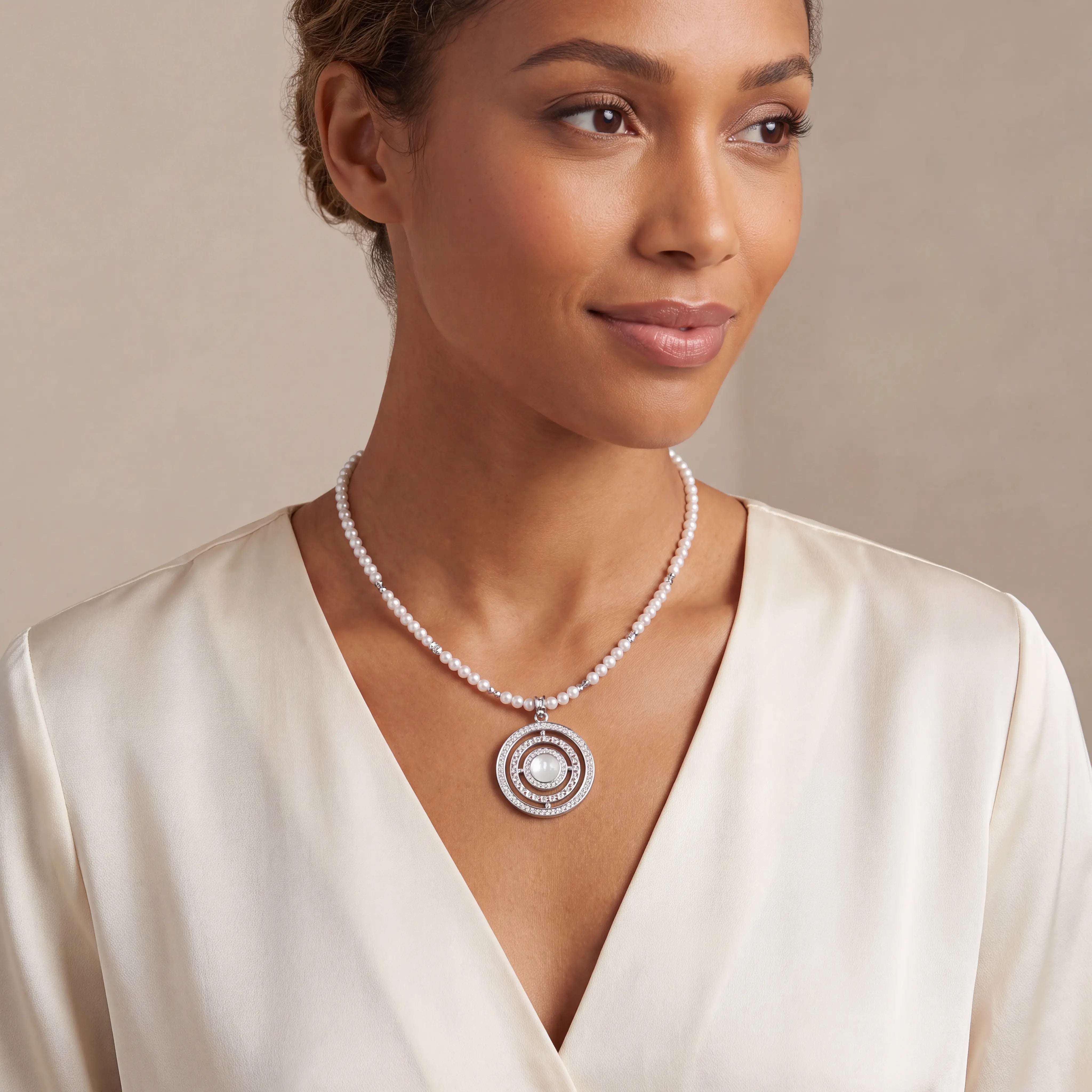 COEUR DE LION Collana Amuleto Modern Icon Pearl argento – indossato