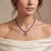 COEUR DE LION Collana Amuleto Icon Frame Soft Lapis oro – indossato