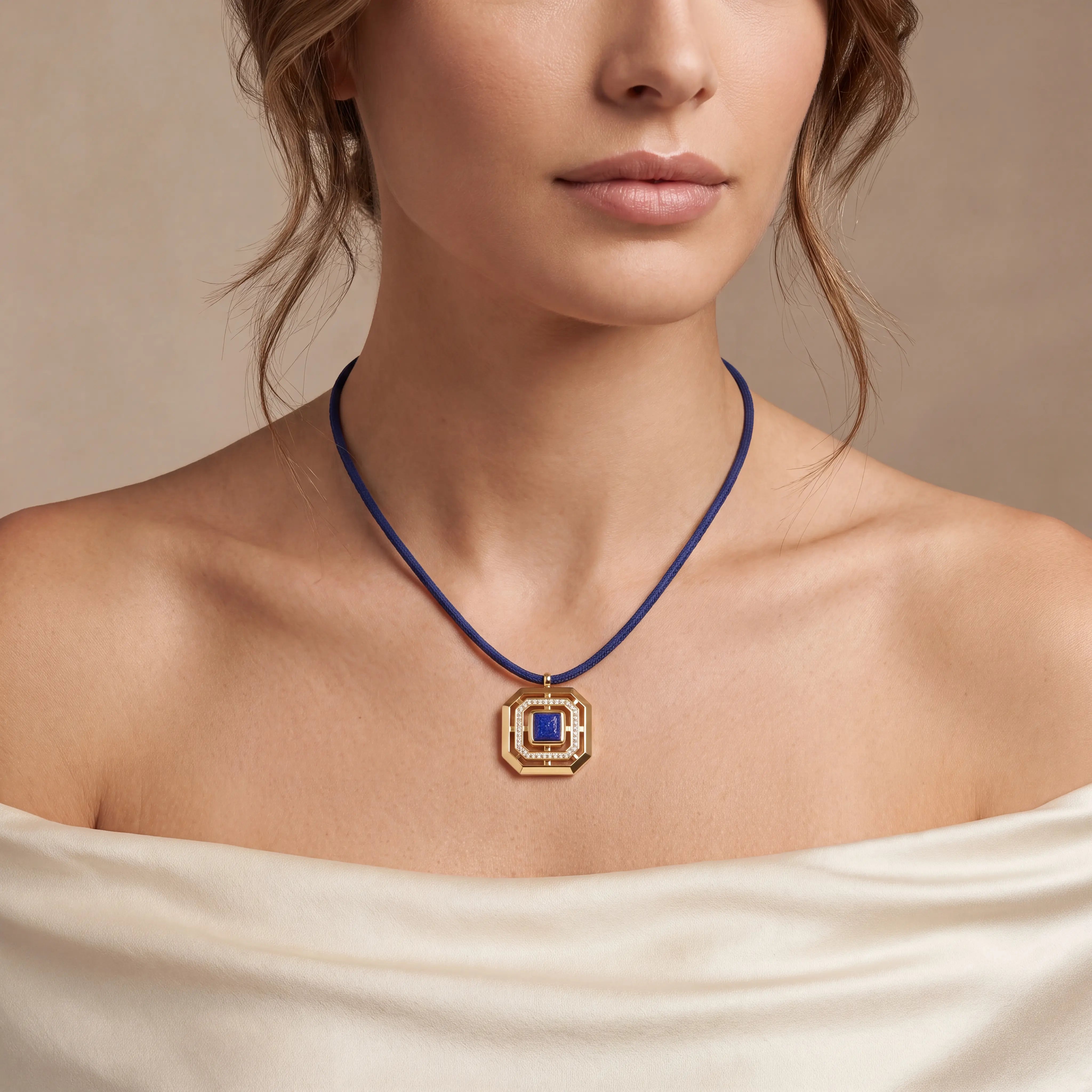 COEUR DE LION Collana Amuleto Icon Frame Soft Lapis oro – indossato