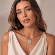 COEUR DE LION Collana Amuleto Icon Frame Soft Sand argento – indossato