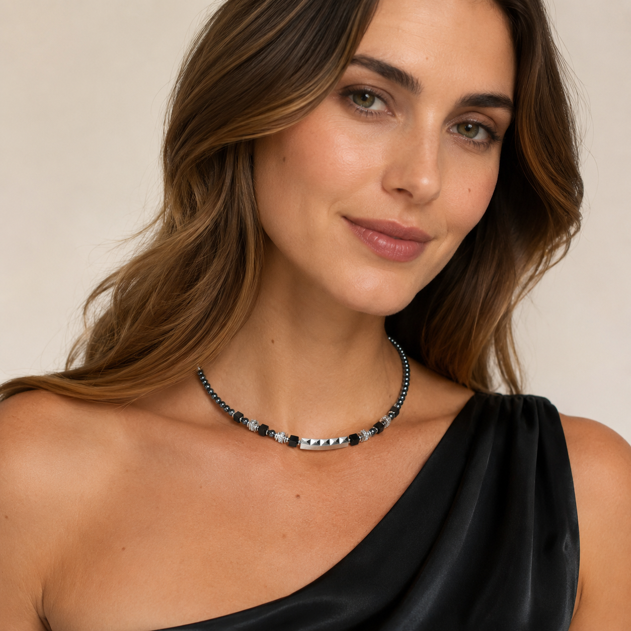 COEUR DE LION Collana Beads & Pearls Spike Anthracite – indossato