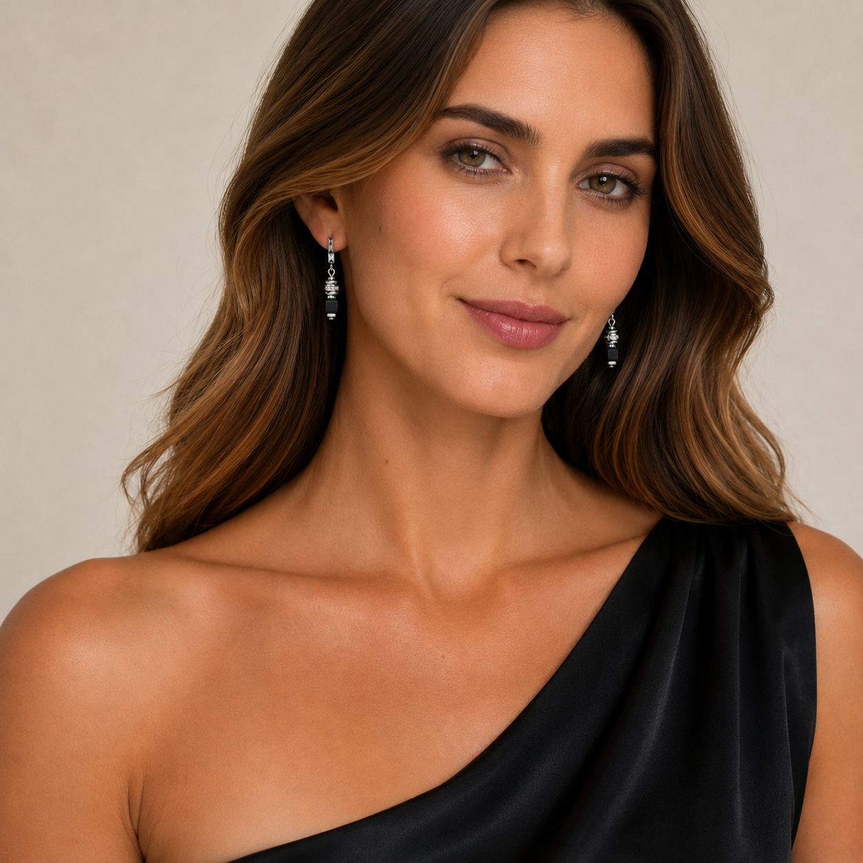 COEUR DE LION Orecchini Beads & Pearls Spike Anthracite – indossato