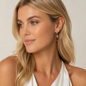 COEUR DE LION Orecchini Cocktail Pearls Ruby – indossato