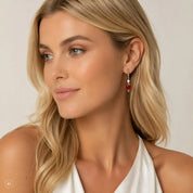 COEUR DE LION Orecchini Cocktail Pearls Ruby – indossato