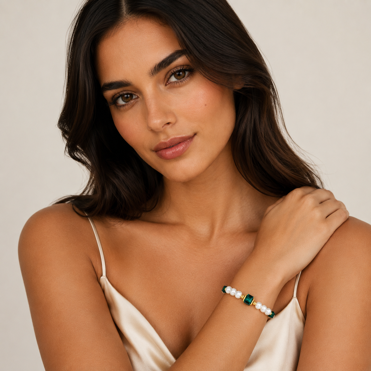 COEUR DE LION Bracciale Cocktail Pearls Emerald – indossato