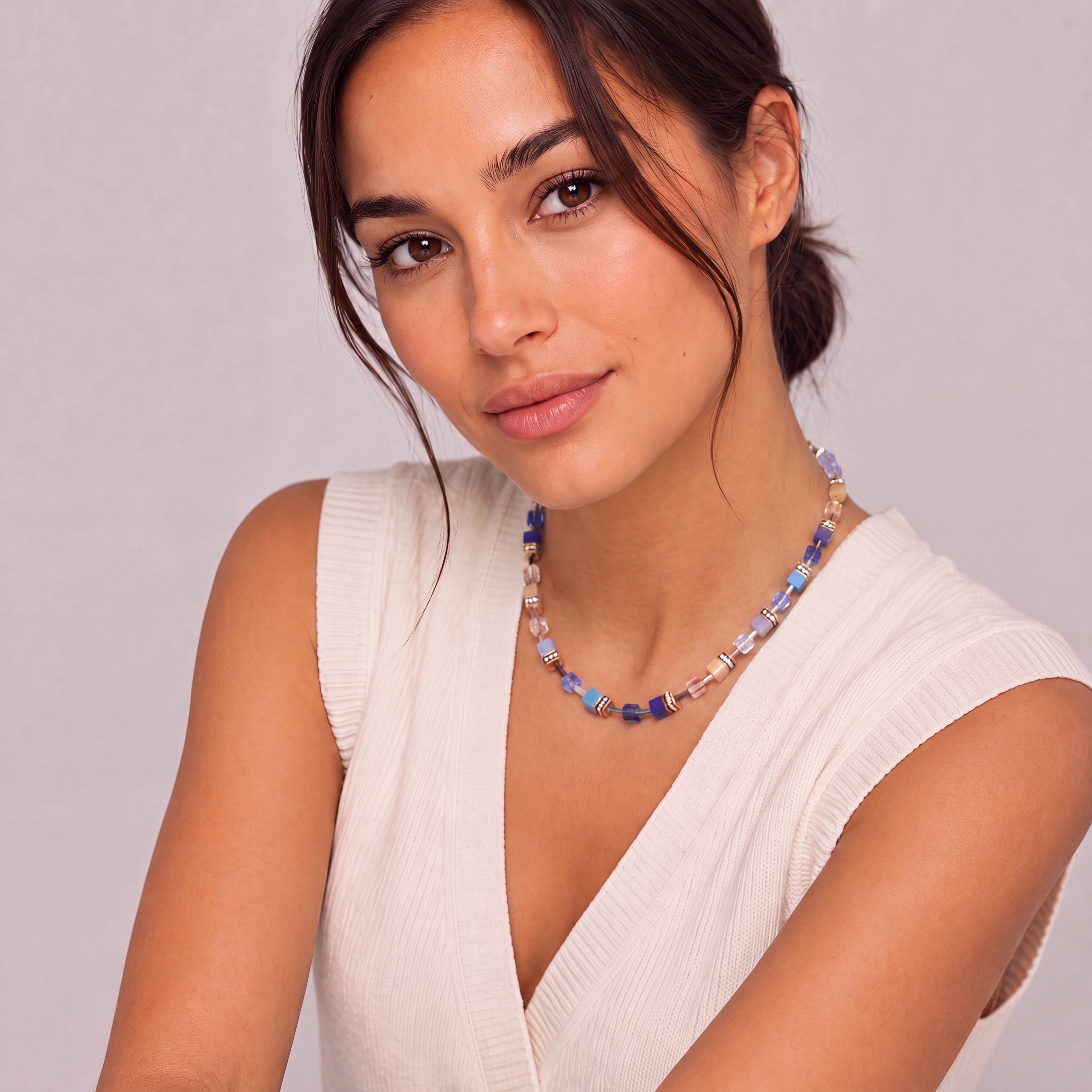 COEUR DE LION Collana GeoCUBE® Iconic Azure Glow oro – indossato