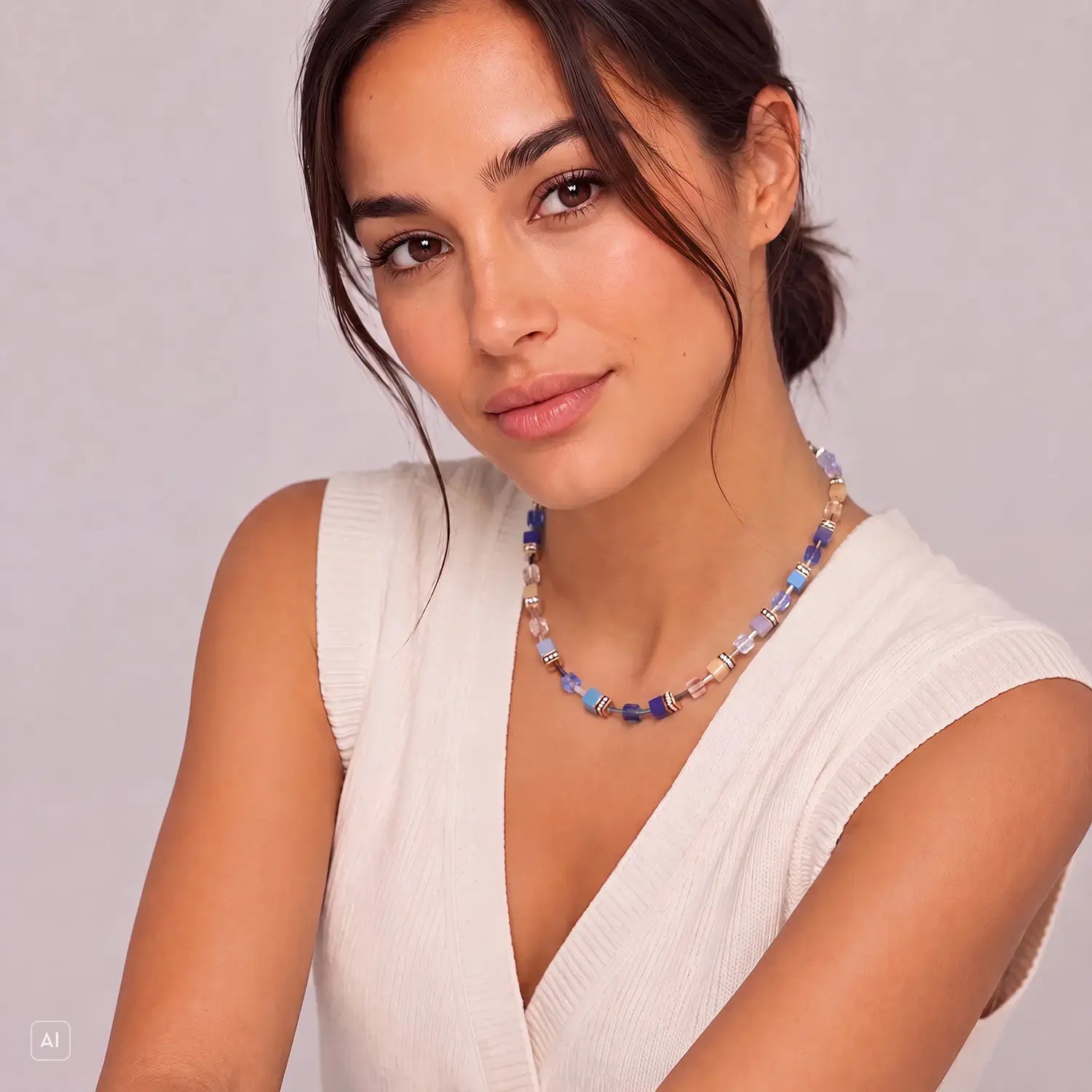 COEUR DE LION Collana GeoCUBE® Iconic Azure Glow oro – indossato