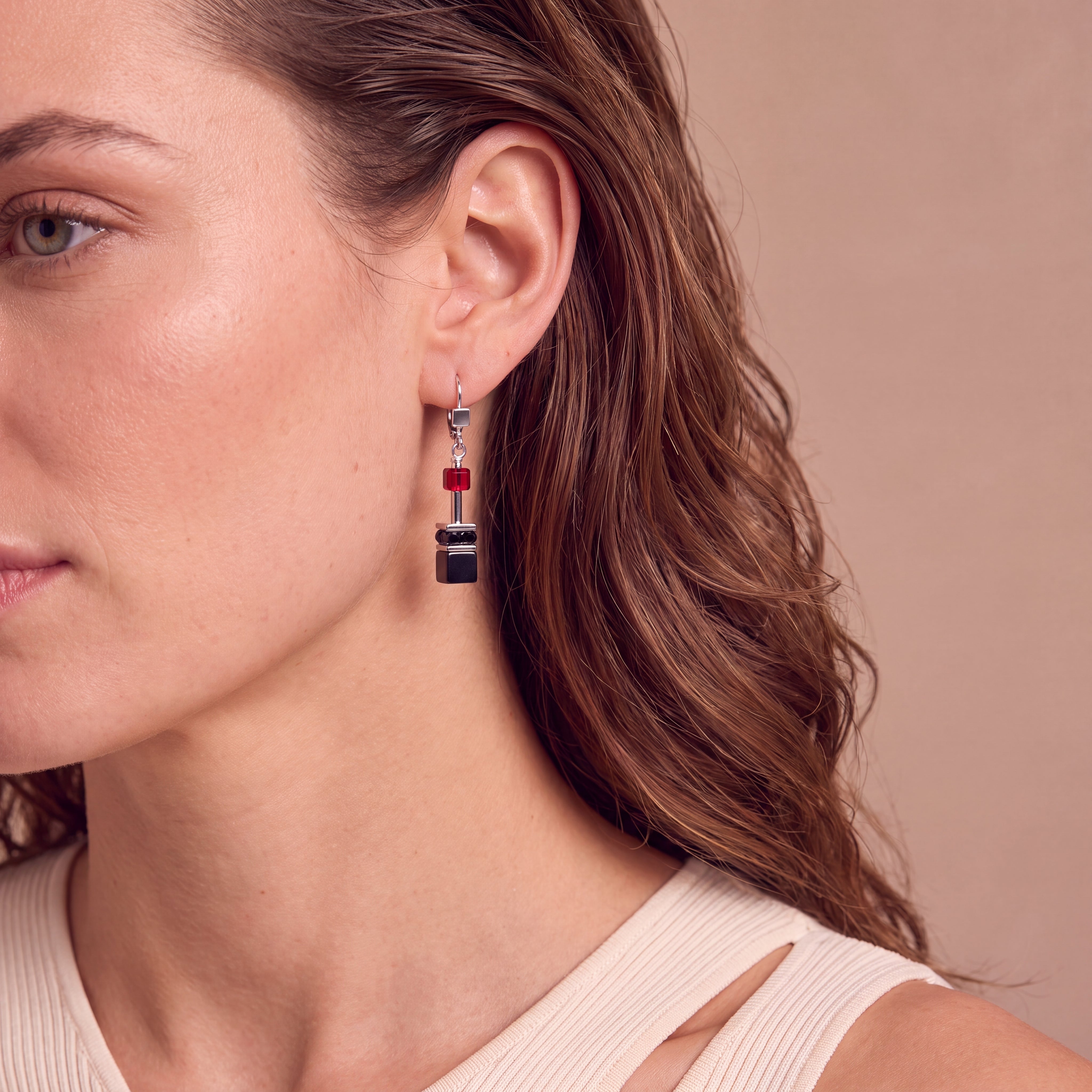 COEUR DE LION Orecchini GeoCUBE® Iconic Ruby Noir argento – indossato