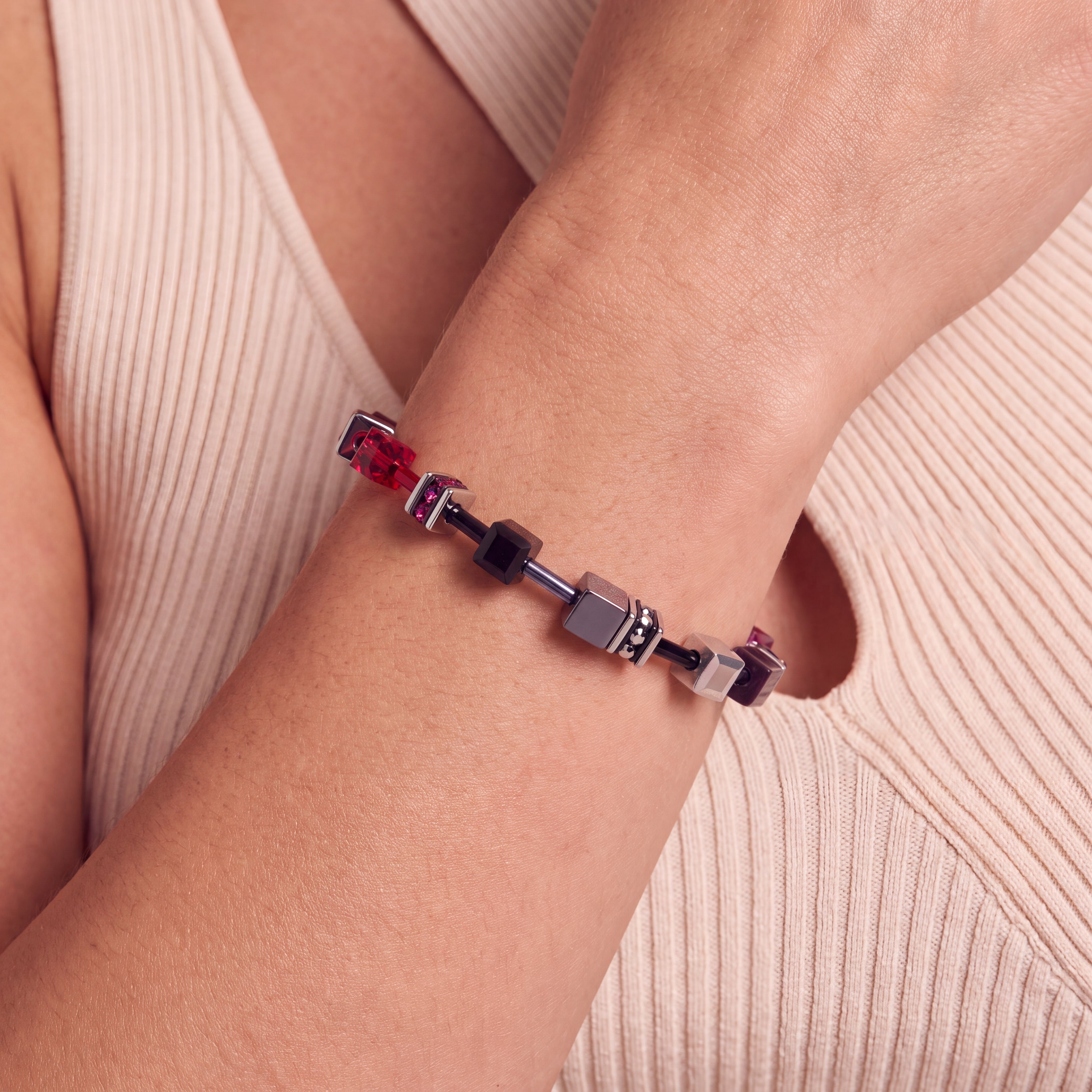 COEUR DE LION Bracciale GeoCUBE® Iconic Ruby Noir argento – indossato