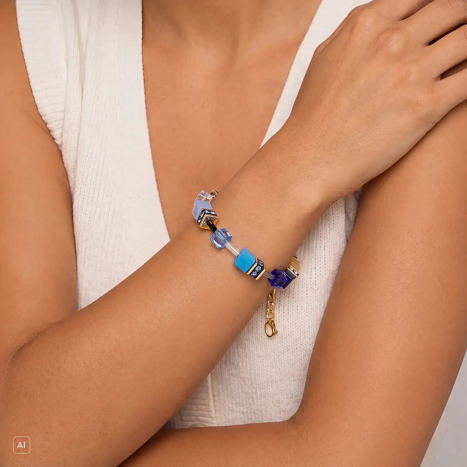 COEUR DE LION Bracciale GeoCUBE® Iconic Azure Glow oro – indossato