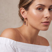 COEUR DE LION Orecchini a cerchio Cube Mix Precious Berry oro – indossato