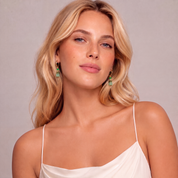 COEUR DE LION Orecchini a cerchio GeoCUBE® Precious Statement Emerald Garden – indossato