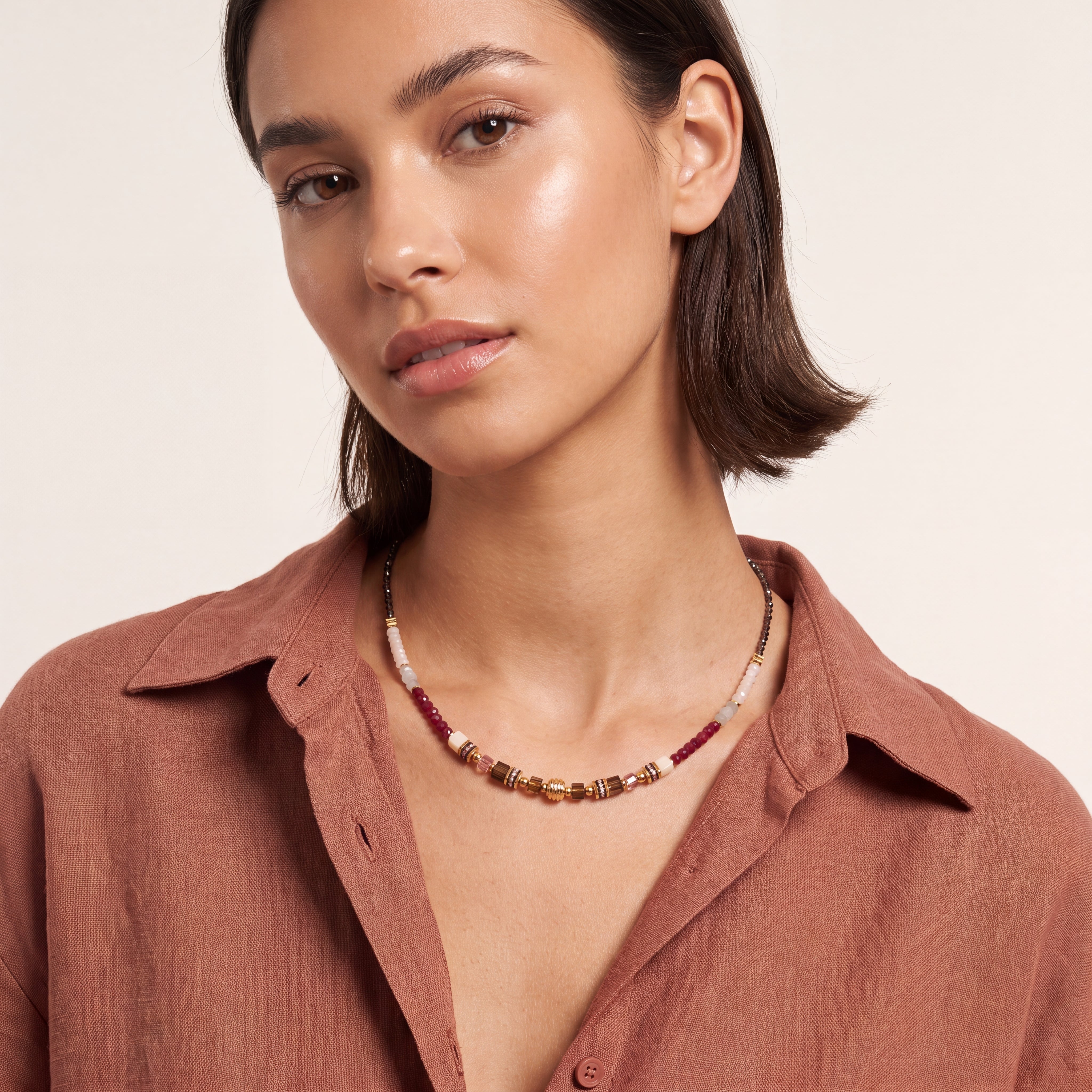 COEUR DE LION Collana GeoCUBE® Precious Grace Rose Smoke – indossato
