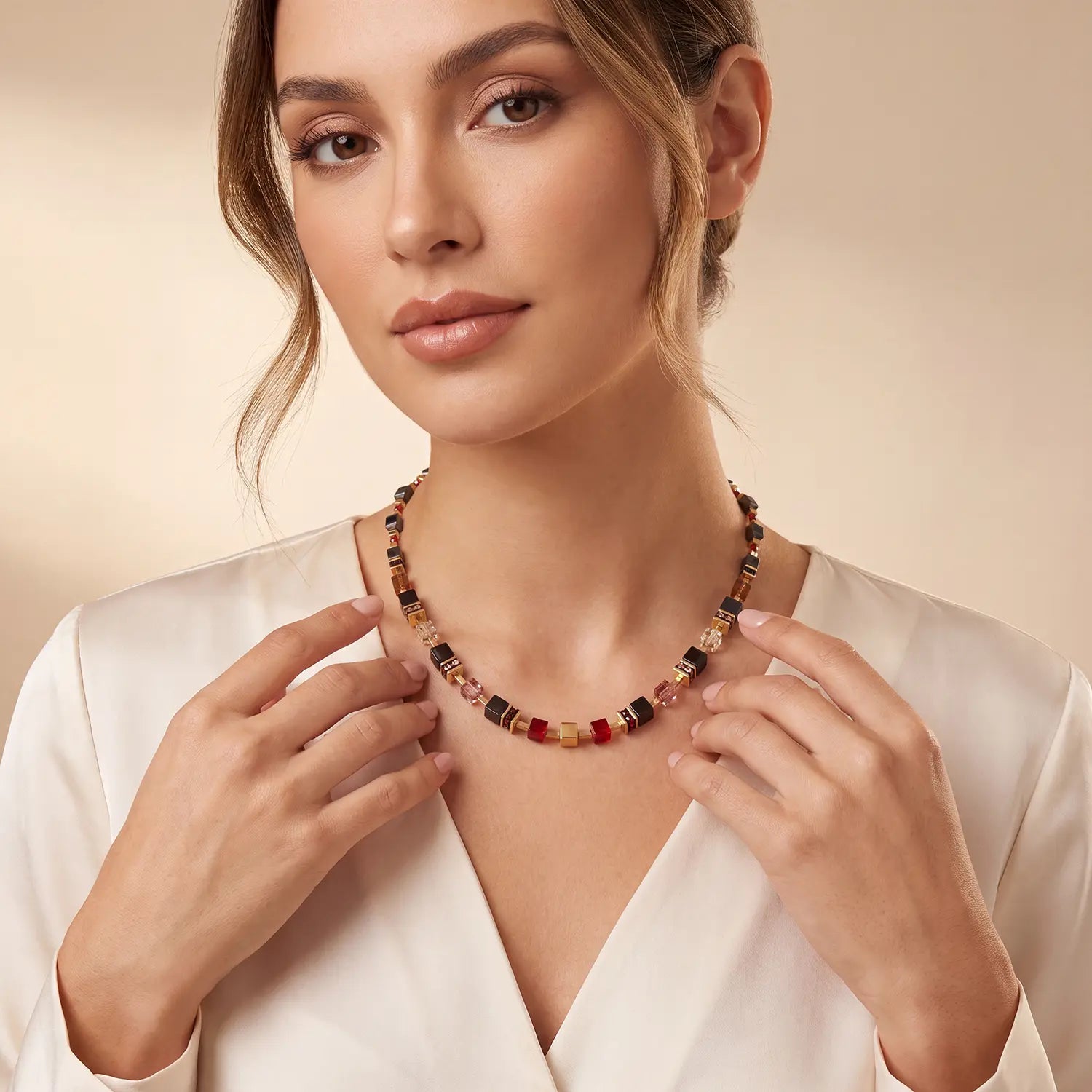 COEUR DE LION Collana GeoCUBE® Precious Classic Ruby Noir – indossato