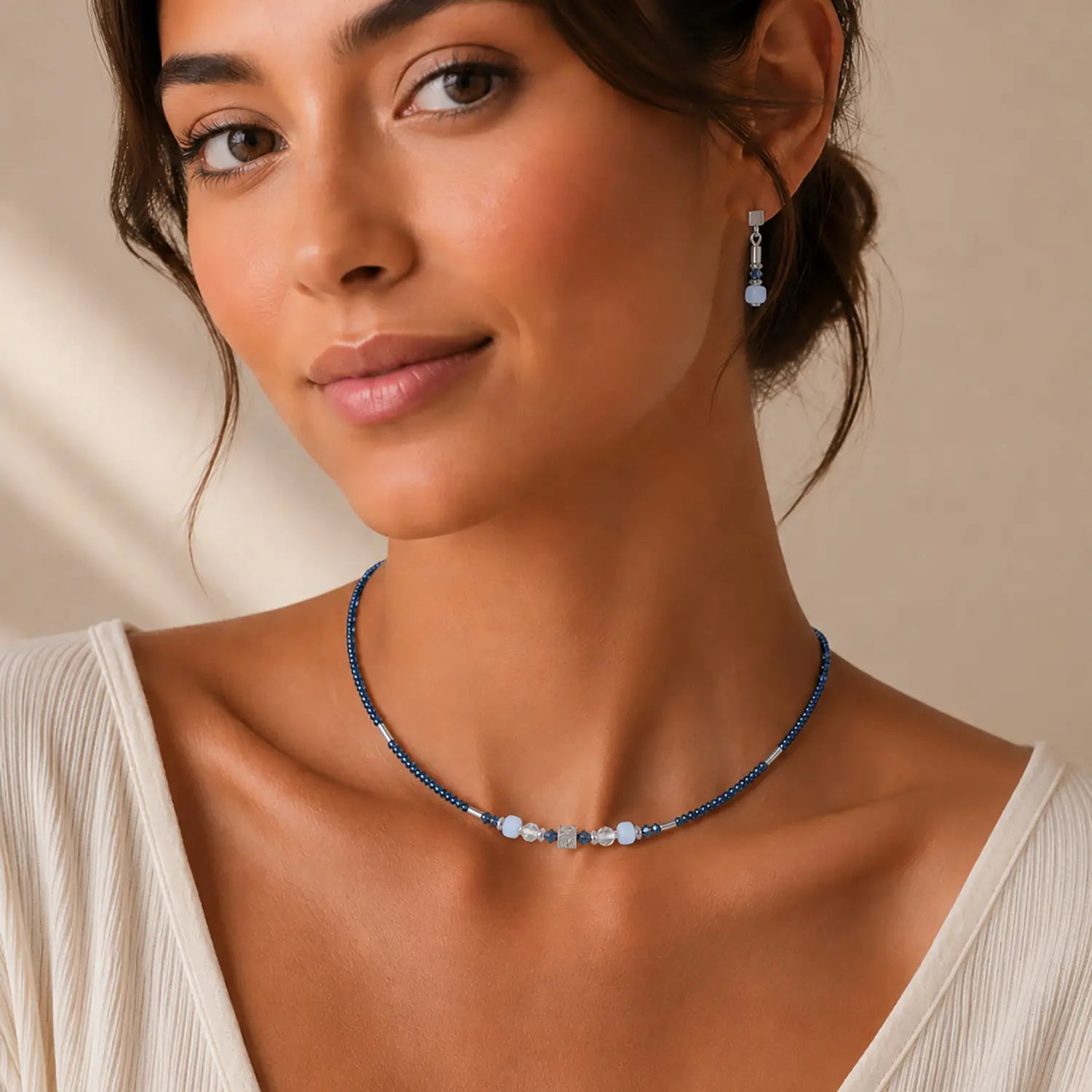 COEUR DE LION Collana Cube Balance Blue Mist – indossato