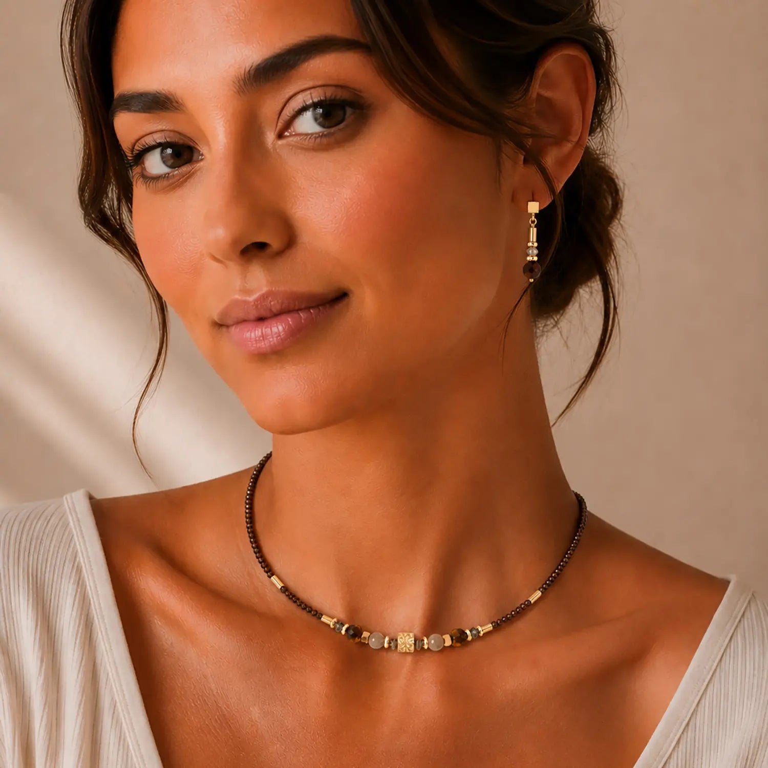 COEUR DE LION Collana Cube Balance Golden Hazel – indossato