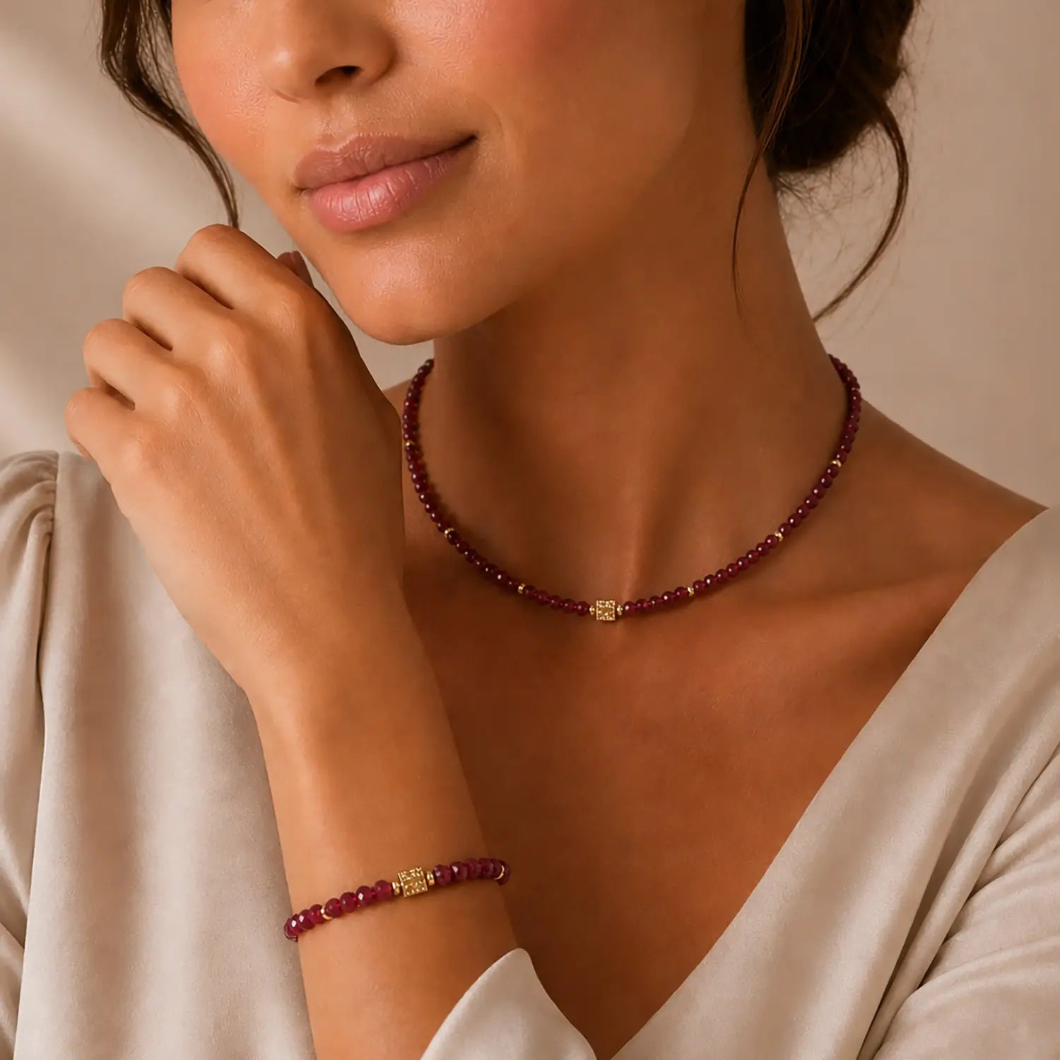 COEUR DE LION Collana Hammered Cube Ruby Oro – indossato