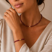 COEUR DE LION Bracciale Hammered Cube Ruby Oro – indossato