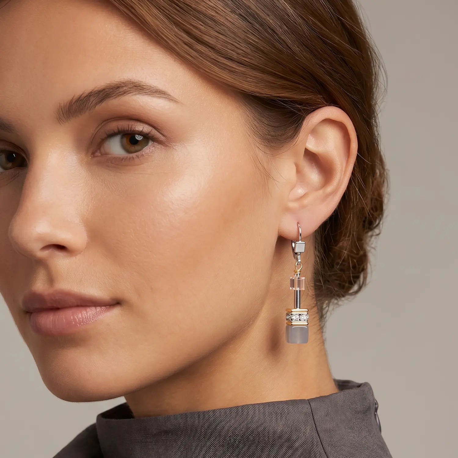 COEUR DE LION Orecchini pendenti GeoCUBE® Agata & Ematite grigio-oro – indossato
