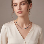 COEUR DE LION Collana Fusion Offset Graphic verde-petrolio – indossato