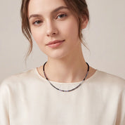 COEUR DE LION Collana Fusion Offset Graphic grigio-nero – indossato