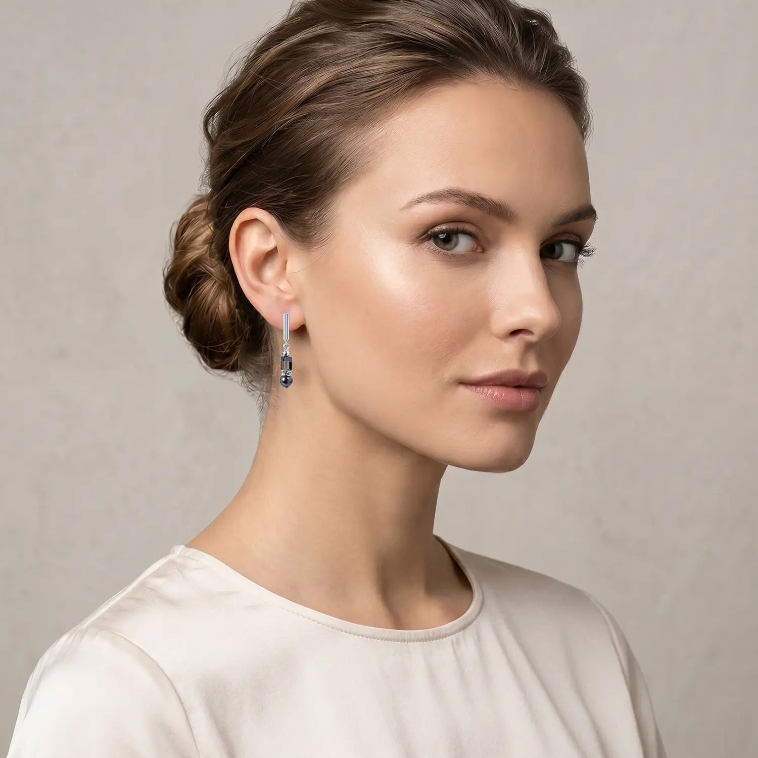 COEUR DE LION Orecchini Precious Fusion Offset grigio-argento – indossato