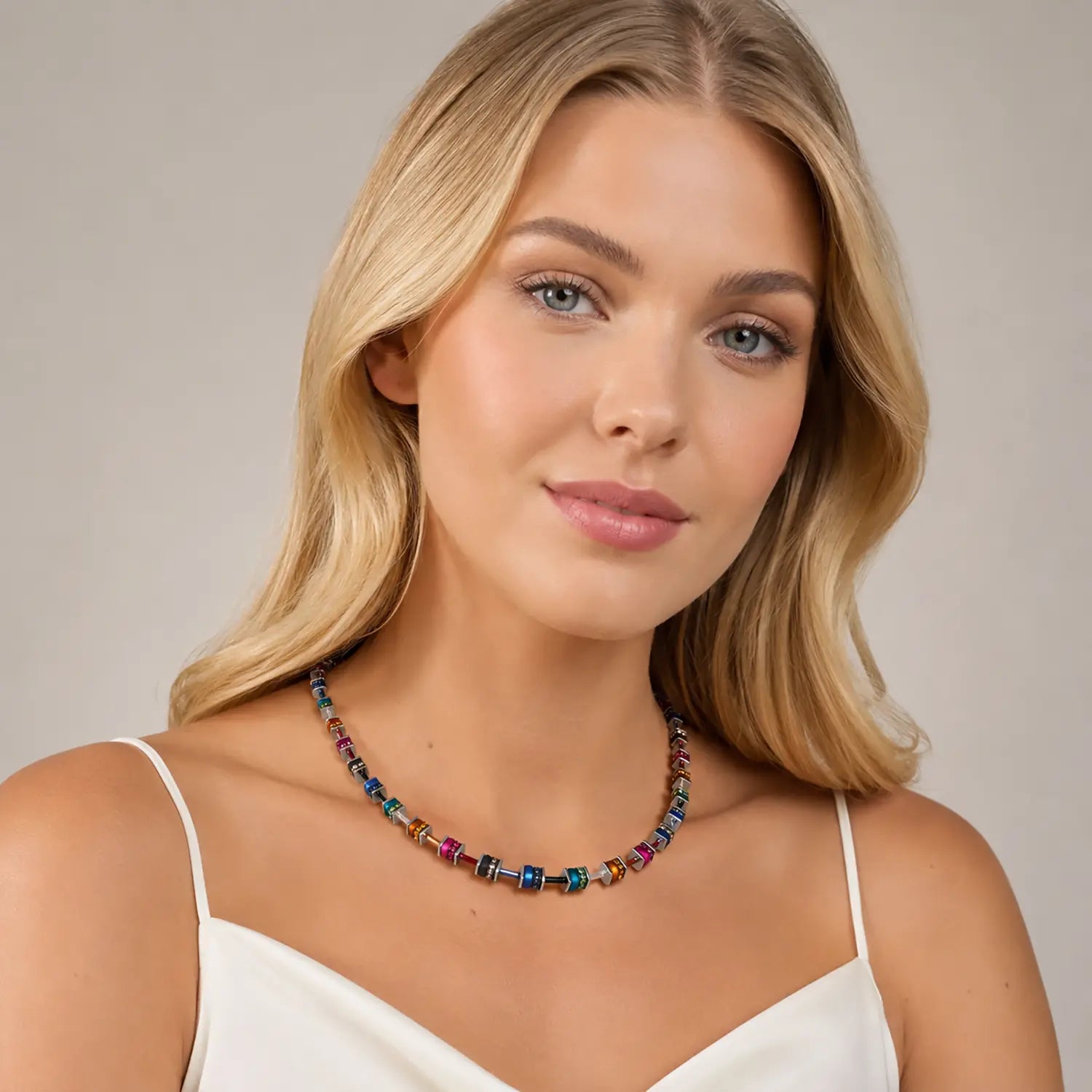 COEUR DE LION Collana GeoCUBE® classic Polaris & Strass multicolore Winter – indossato