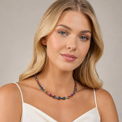 COEUR DE LION Collana GeoCUBE® classic Polaris & Strass multicolore Winter – indossato