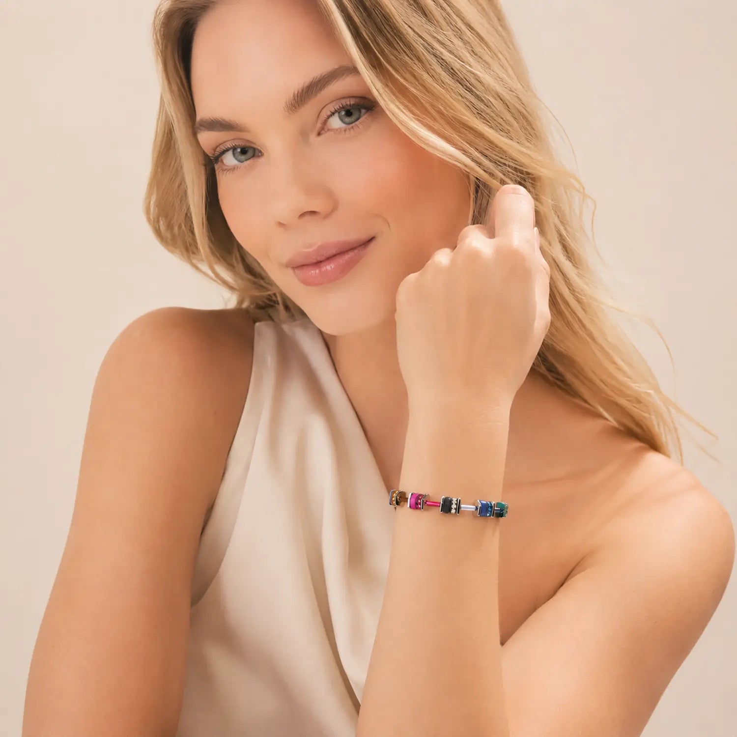 COEUR DE LION Bracciale GeoCUBE® classic Polaris & Strass multicolore Winter – indossato