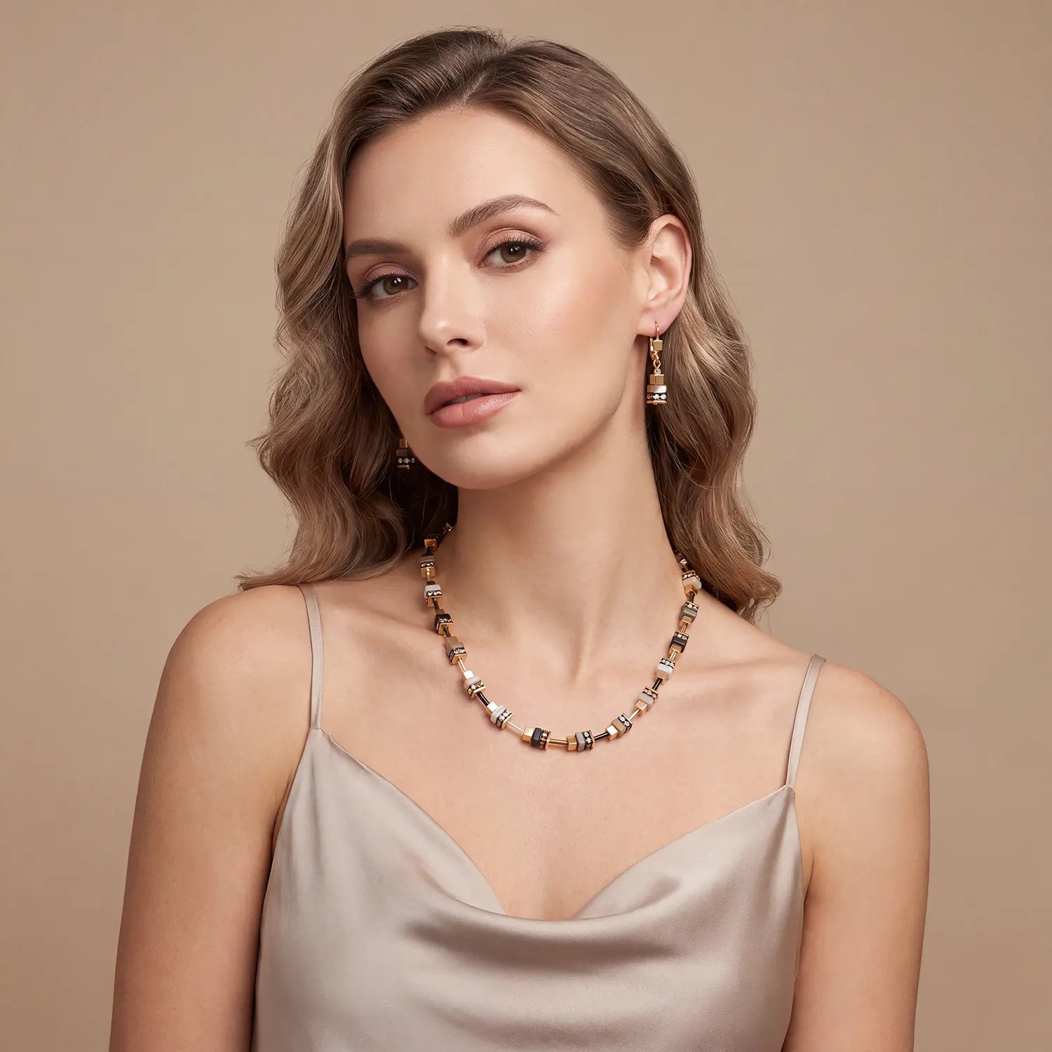 COEUR DE LION Collana Urban Nature Cube beige-oro – indossato