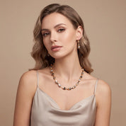 COEUR DE LION Collana Urban Nature Cube beige-oro – indossato