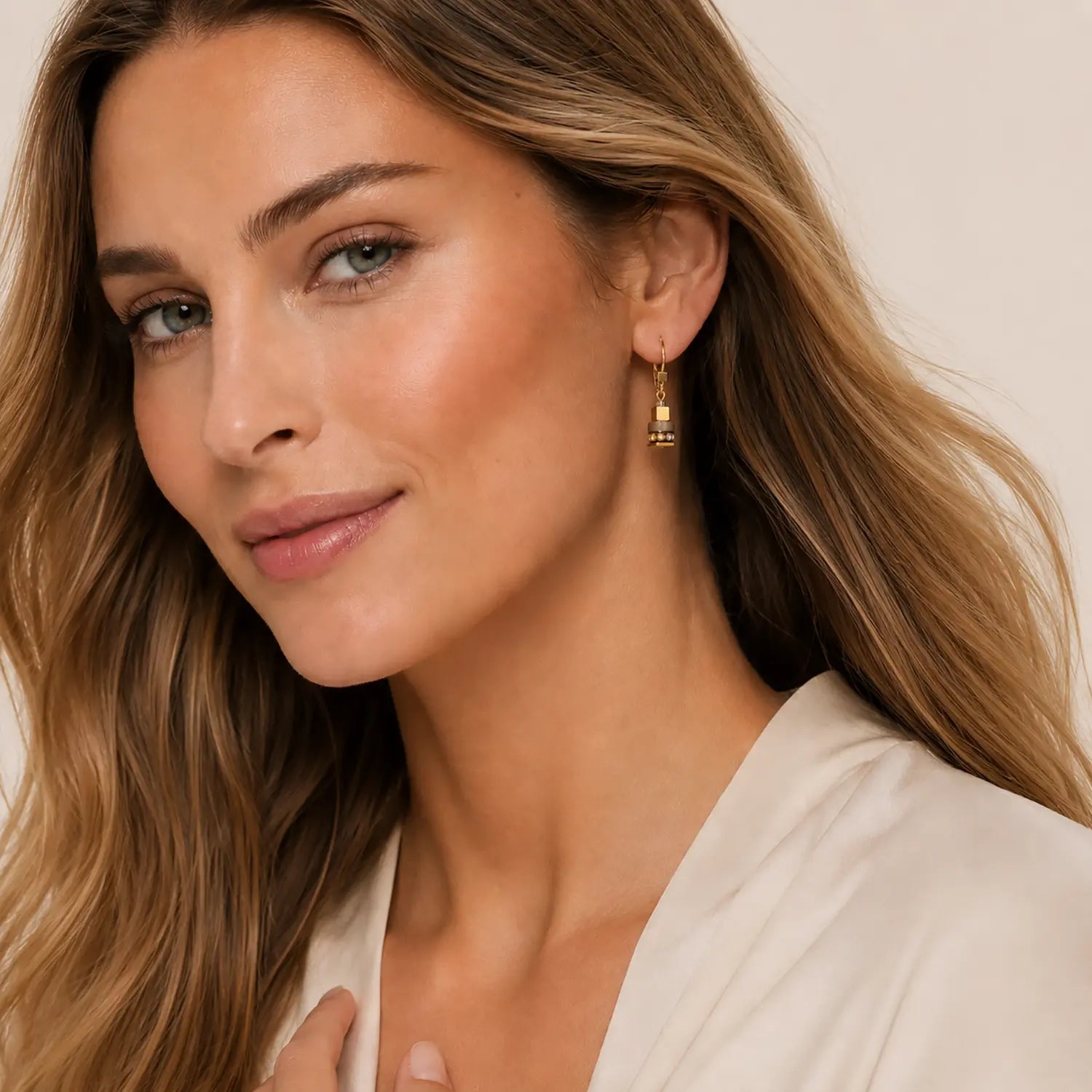 COEUR DE LION Orecchini Urban Nature Cube beige-oro – indossato