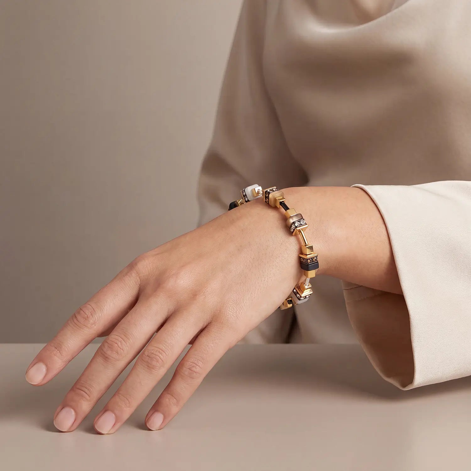 COEUR DE LION Bracciale Urban Nature Cube beige-oro – indossato