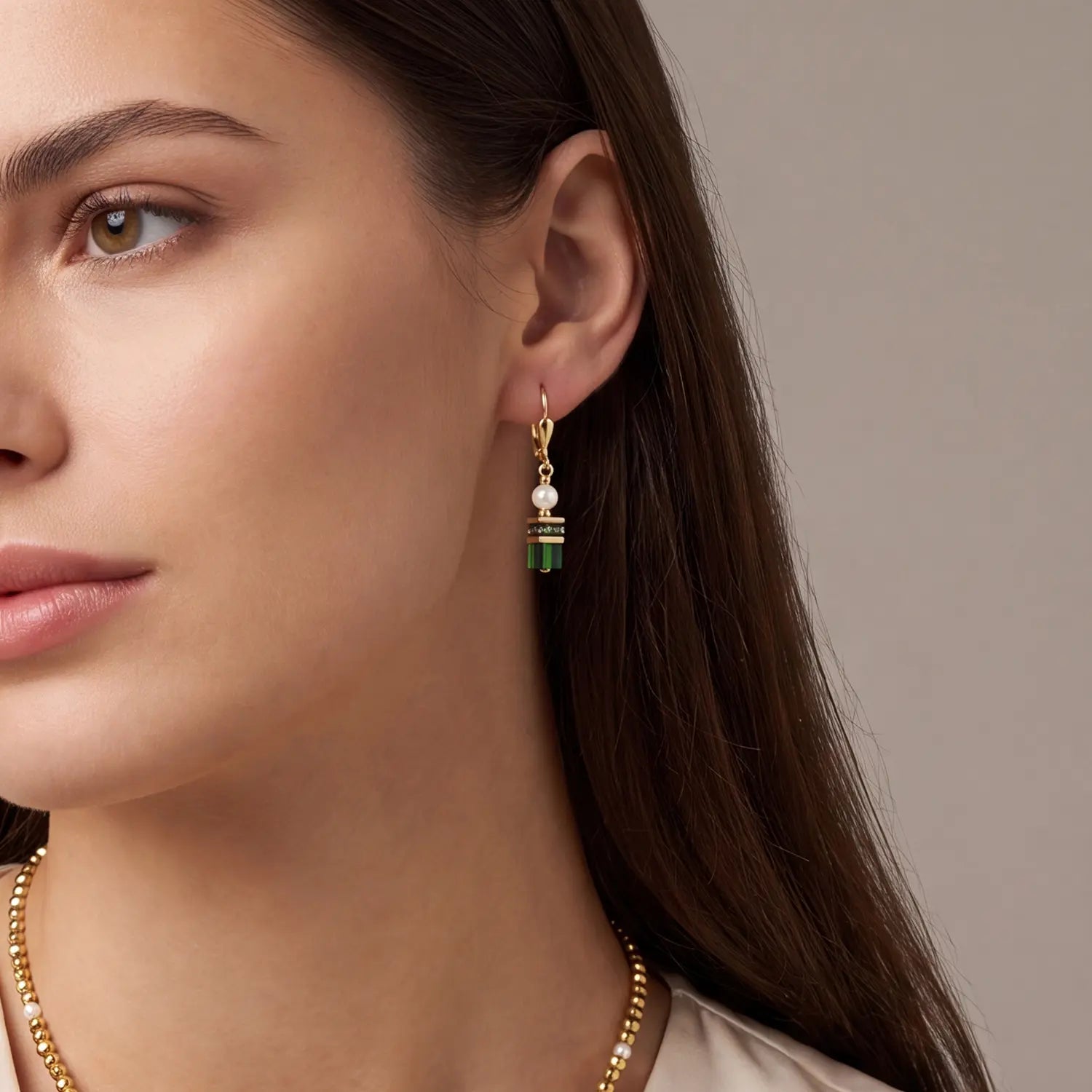 COEUR DE LION Orecchini Sparkling Princess oro-smeraldo – indossato