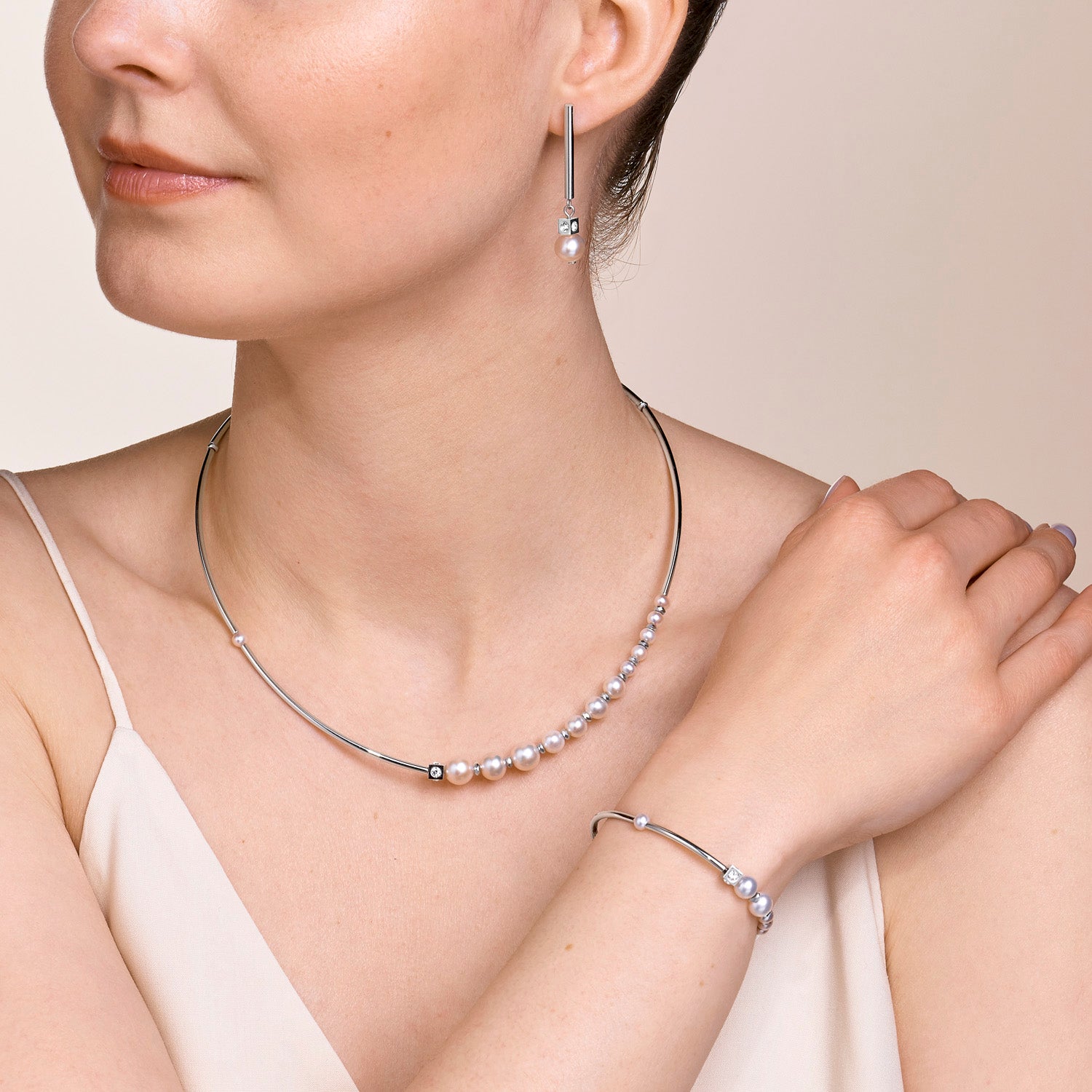Collana Asimmetria perle d'acqua dolce e acciaio inossidabile bianco-argento