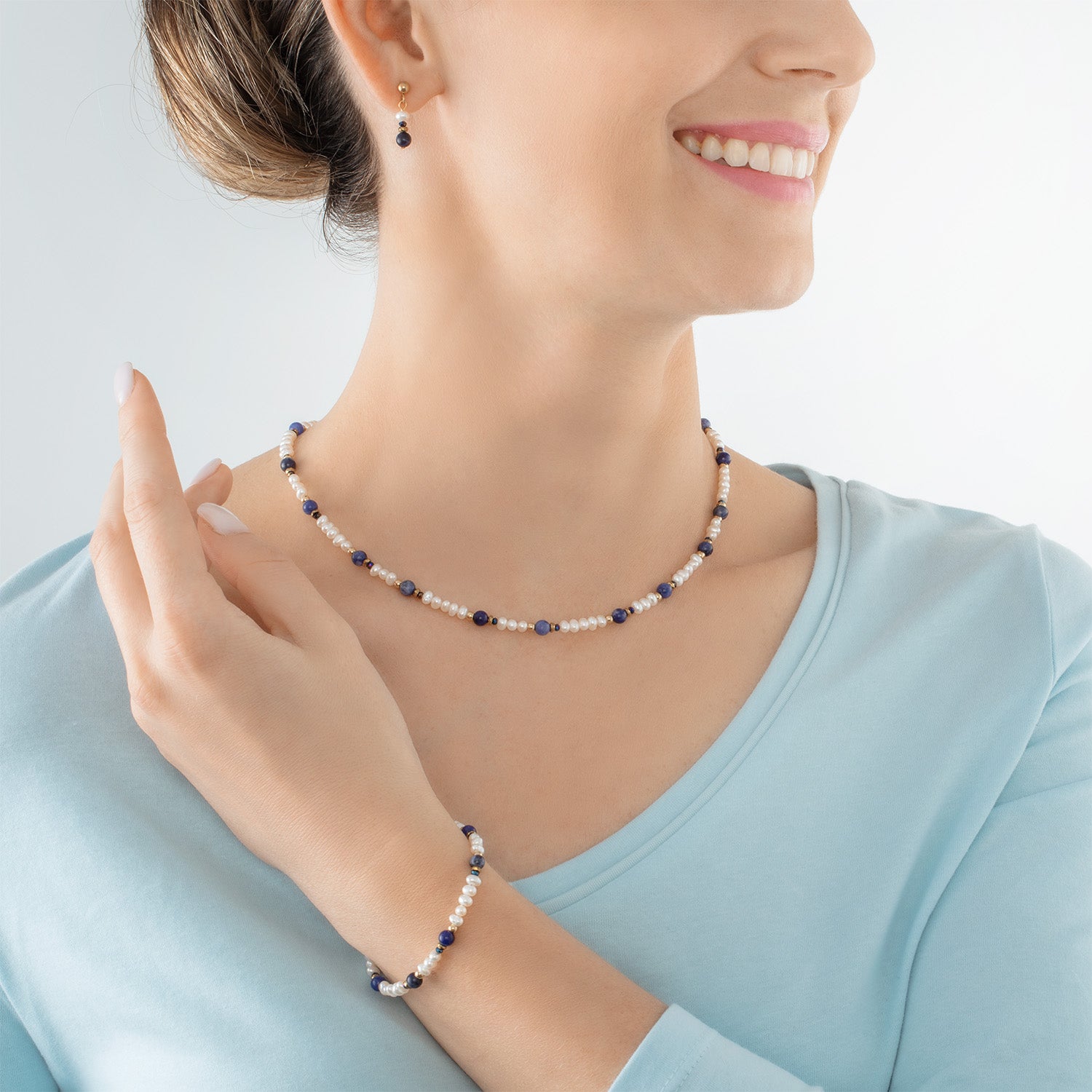 Collana Flow Perle d'acqua dolce e Sodalite oro