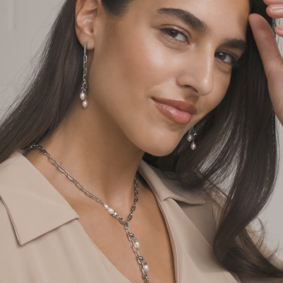 Collana Modern Chain oro e charm con perle d'acqua dolce